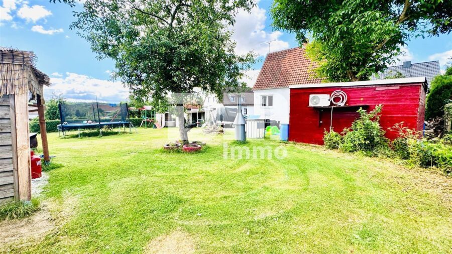 Kernsaniertes Einfamilienhaus mit Doppelgarage, großem Garten und Home-Office-Oase - Großer angelegter Gartenbereich